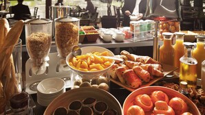 Un bufé con diversos alimentos y bebidas.