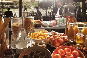 Desayuno buffet diario (EUR 17 por persona)