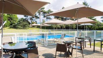 Piscine extérieure (ouverte en saison), parasols de plage
