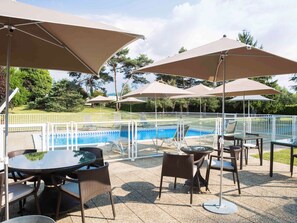 Seasonal outdoor pool, open 9:00 AM to 9:00 PM, pool umbrellas - Novotel Pau Pyrénées (Lescar)