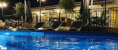 Piscine extérieure en saison, accÚs possible de 9 h à 21 h, parasols