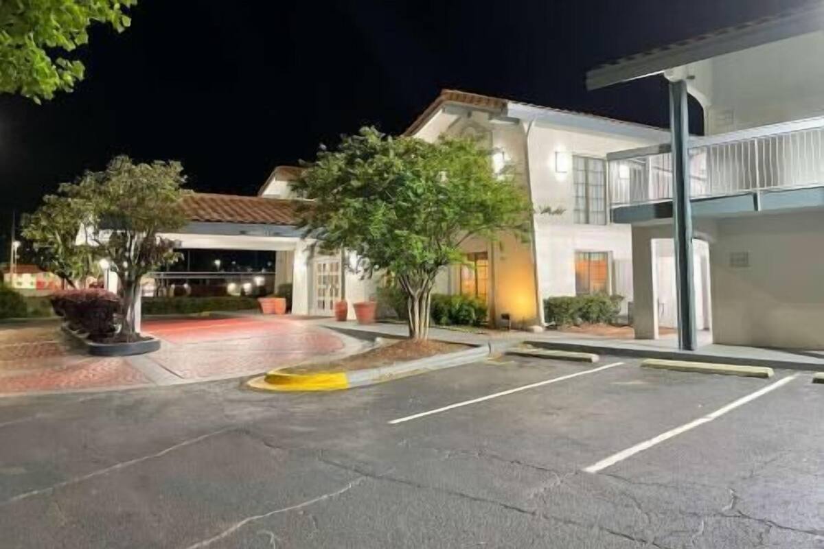 Un hôtel doté d’un parking, d’une entrée couverte et d’un bâtiment à toit plat.