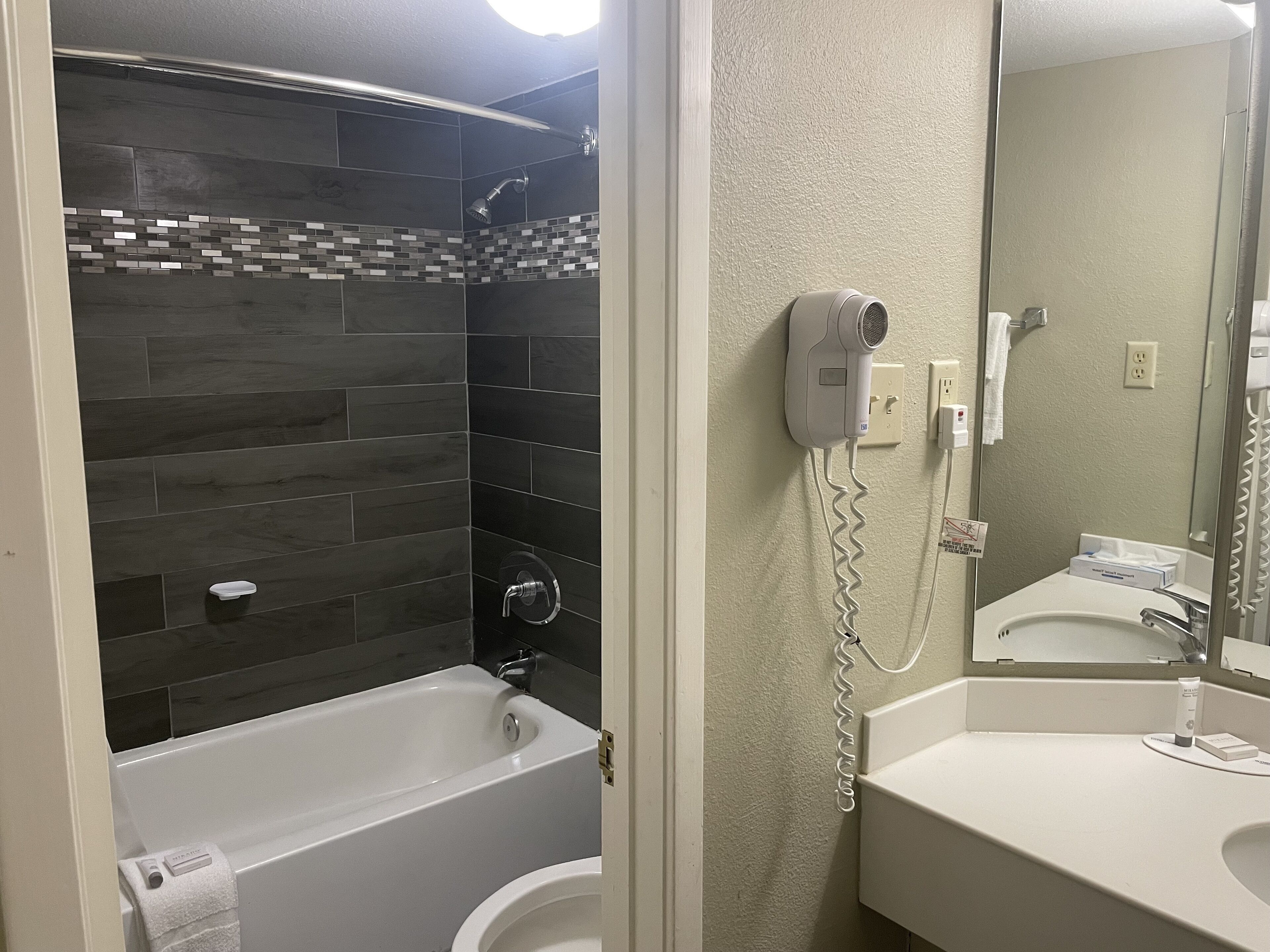 Baignoire, baignoire relaxante profonde, articles de toilette gratuits