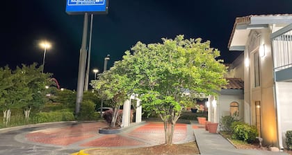 Travelodge by Wyndham Tuscaloosa