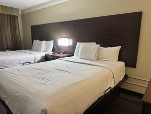 Premium bedding, blackout curtains, iron/ironing board, free WiFi - Quality Inn & Suites Tuscaloosa near University (Tuscaloosa)