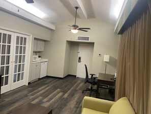 套房, 1 张特大床, 无烟房 (Livingroom, 2 SofaBeds) | 起居区 | 平板电视