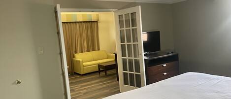 Suite, 1 King Bed, Non Smoking (Livingroom, 2 SofaBeds) | Premium bedding, blackout drapes, iron/ironing board, free WiFi