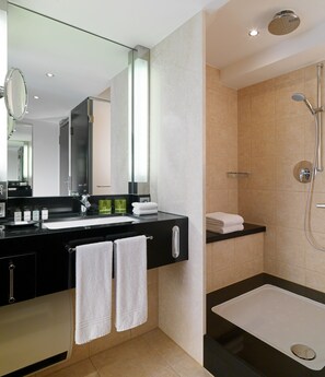 Separate bathtub and shower, deep-soaking bathtub, rainfall showerhead - Four Points by Sheraton Munich Arabellapark (Munich)