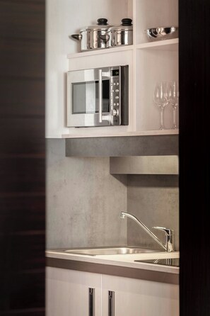 Studio, 1 King Bed, Balcony | Private kitchen | Coffee/tea maker, eco-friendly cleaning products - Four Points by Sheraton Munich Arabellapark (Munich)