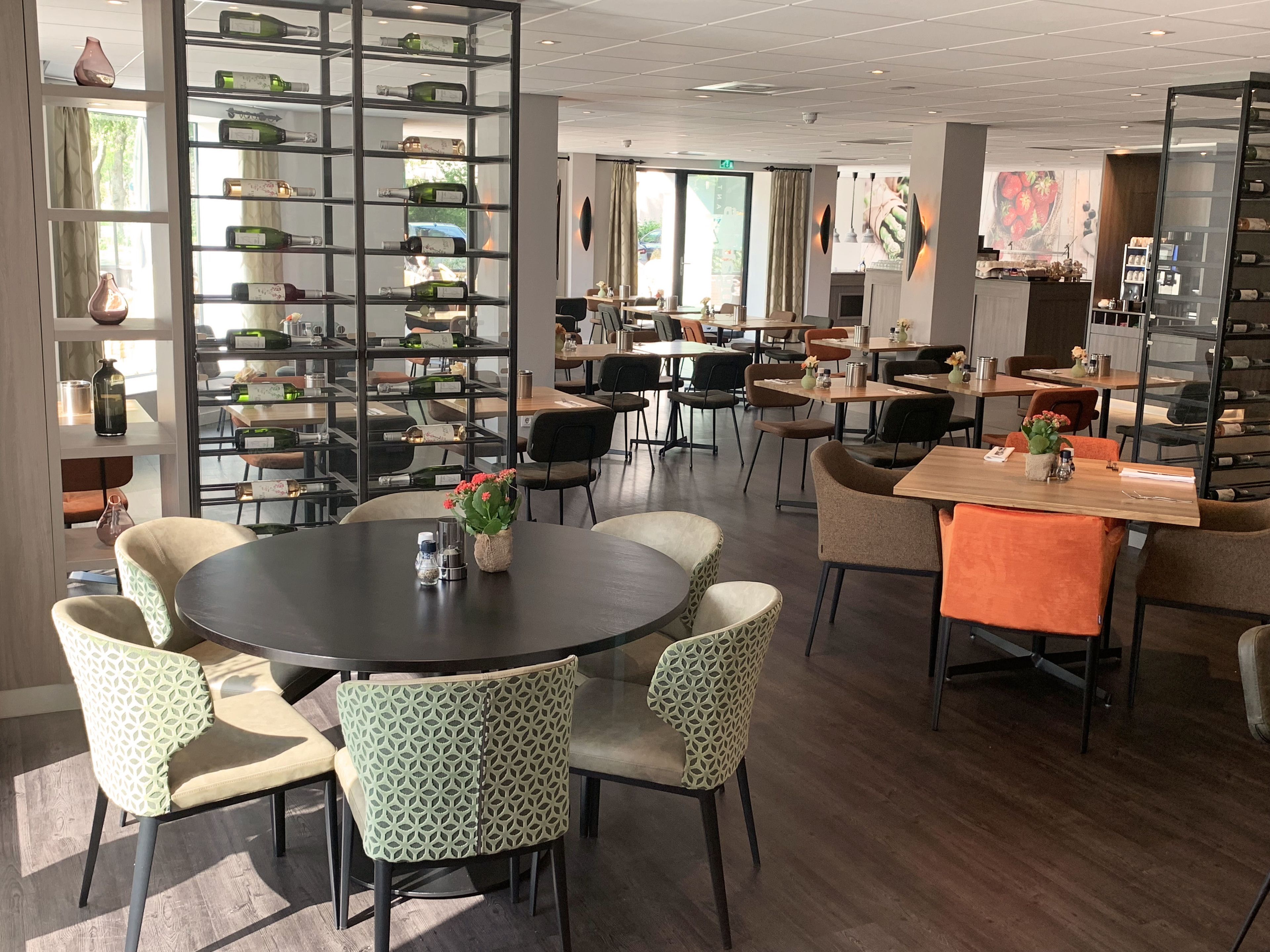 breakfast, lunch served; international cuisine, al fresco dining