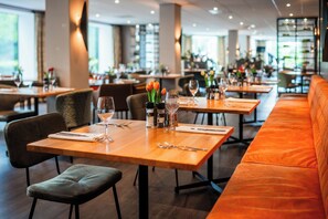 Serveert ontbijt, lunch, internationale gerechten, openlucht dineren 