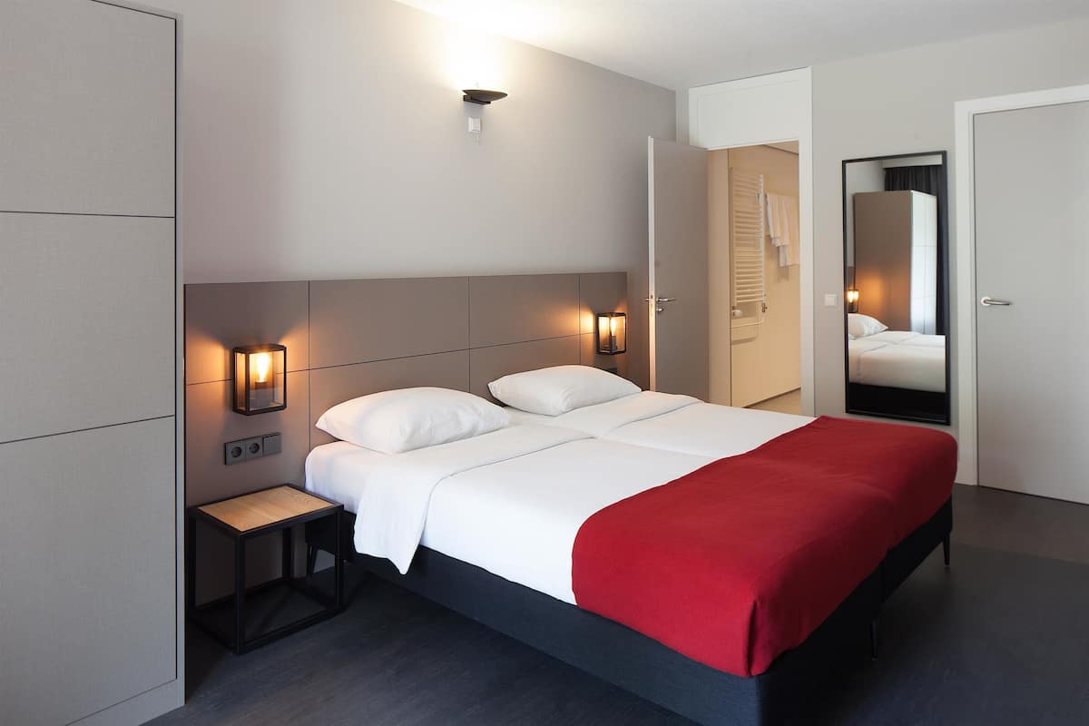 Appartement, 2 eenpersoonsbedden, keuken | Een kluis op de kamer, verduisterende gordijnen, gratis babybedden