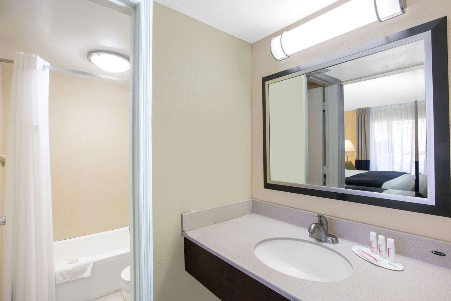 Ensemble douche/baignoire, articles de toilette gratuits, sèche-cheveux