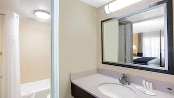 Combined shower/tub, free toiletries, hair dryer, towels