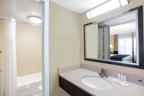 淋浴/盆浴组合、免费洗浴用品、吹风机、毛巾