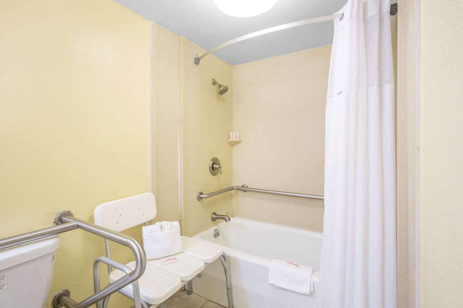 Combined shower/tub, free toiletries, hair dryer, towels
