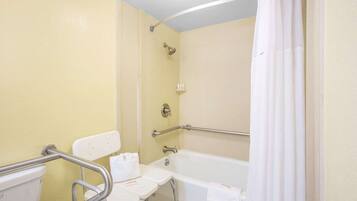 Duschwanne, kostenlose Toilettenartikel, Haartrockner, HandtĂŒcher