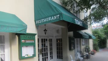 Breakfast, lunch, dinner served; southern cuisine