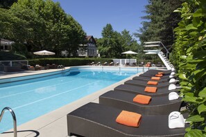 Piscine extérieure, parasols, chaises longues