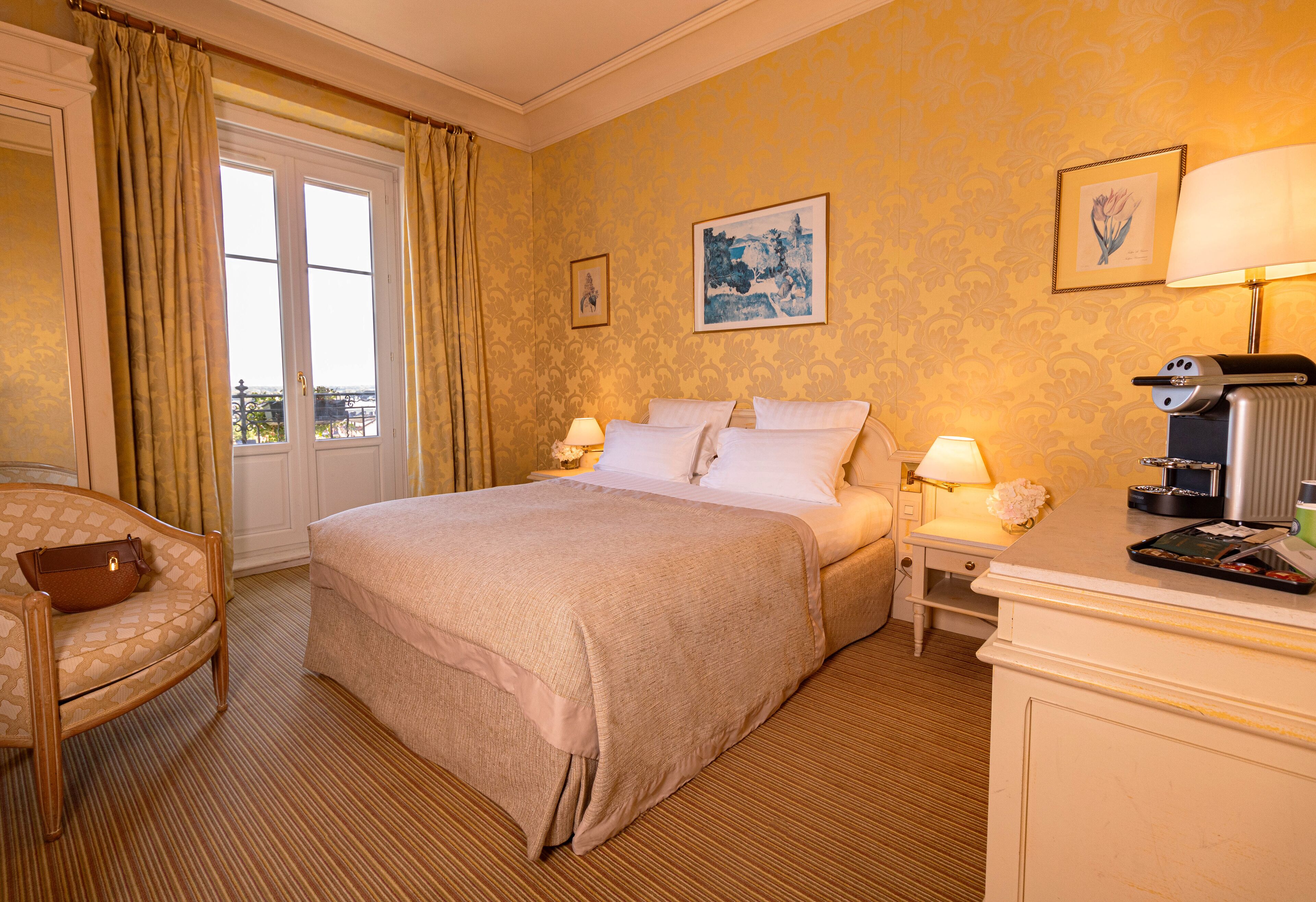 deluxe double room, 1 king bed | minibar, in-room safe, blackout curtains, soundproofing