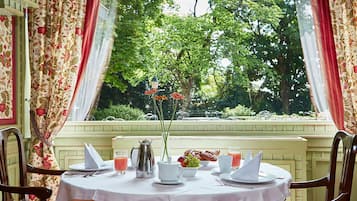 Päivittäinen buffetaamiainen (22 EUR per henkilö)