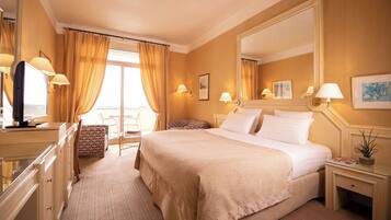 Deluxe tweepersoonskamer, 1 kingsize bed | Een minibar, een kluis op de kamer, verduisterende gordijnen