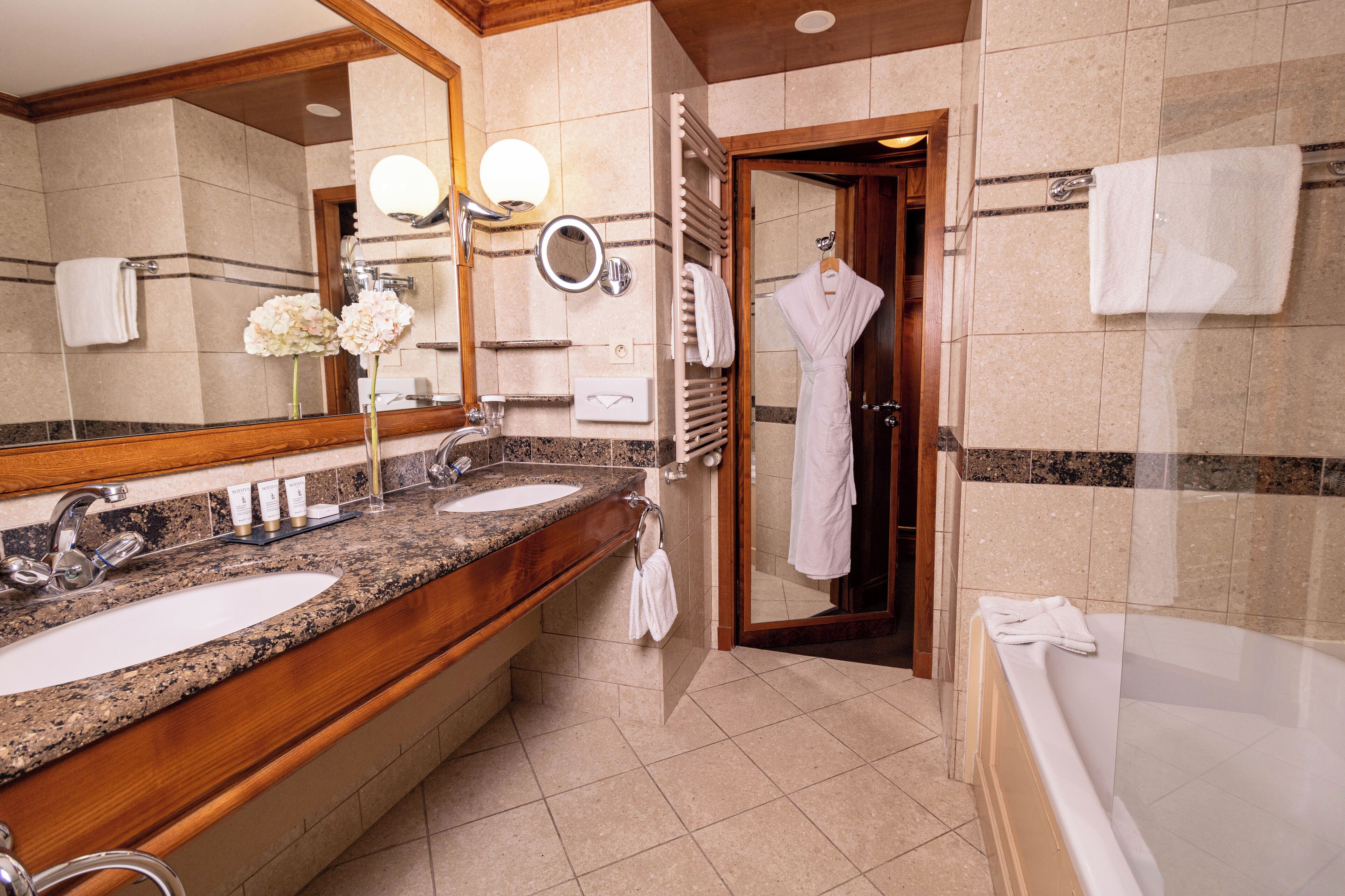 deluxe double room, 1 king bed | bathroom | combined shower/bathtub, hair dryer, bathrobes, slippers