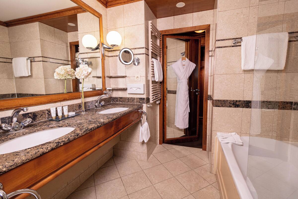 deluxe double room, 1 king bed | bathroom | combined shower/bathtub, hair dryer, bathrobes, slippers