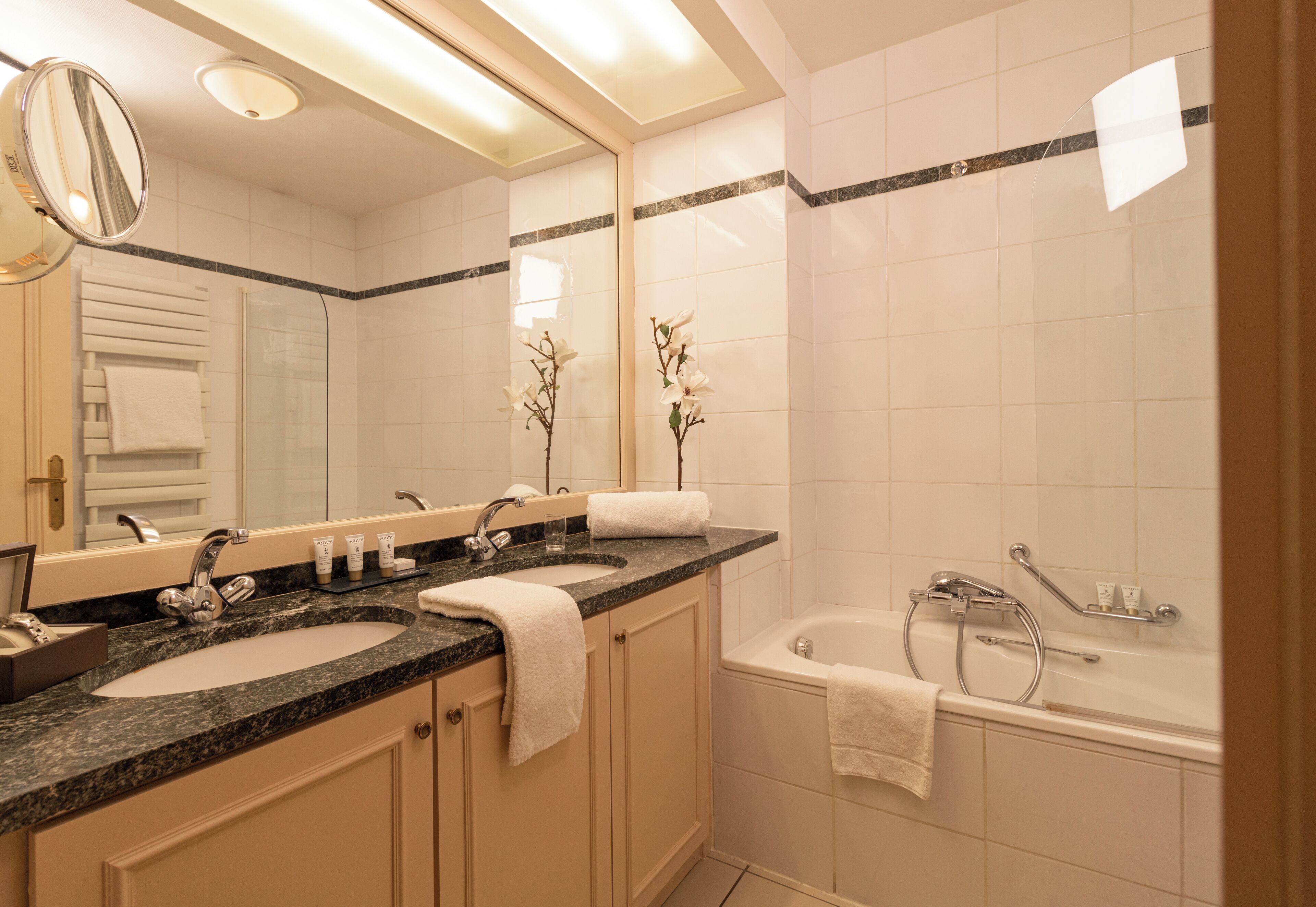 deluxe double room, 1 king bed | bathroom | combined shower/bathtub, hair dryer, bathrobes, slippers
