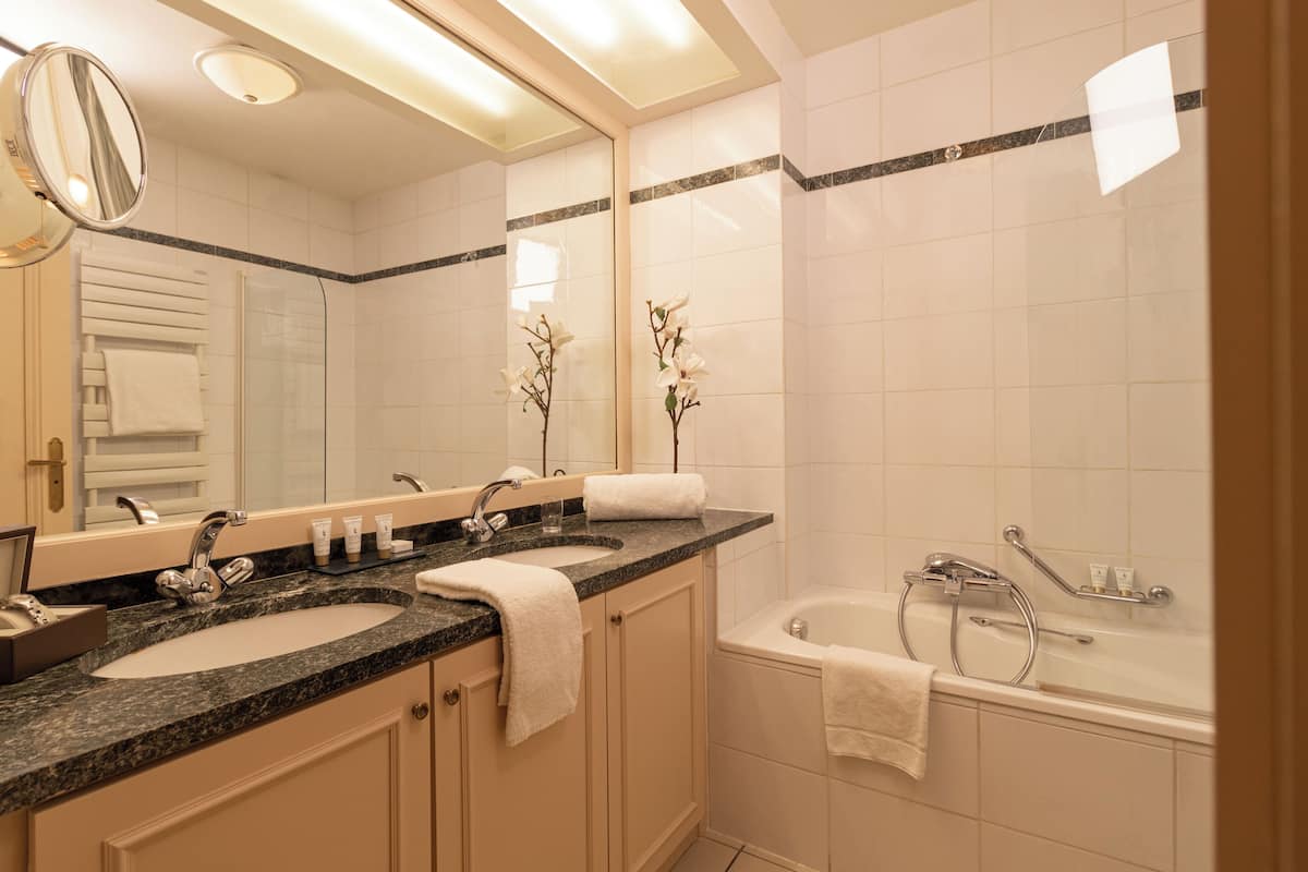 deluxe double room, 1 king bed | bathroom | combined shower/bathtub, hair dryer, bathrobes, slippers
