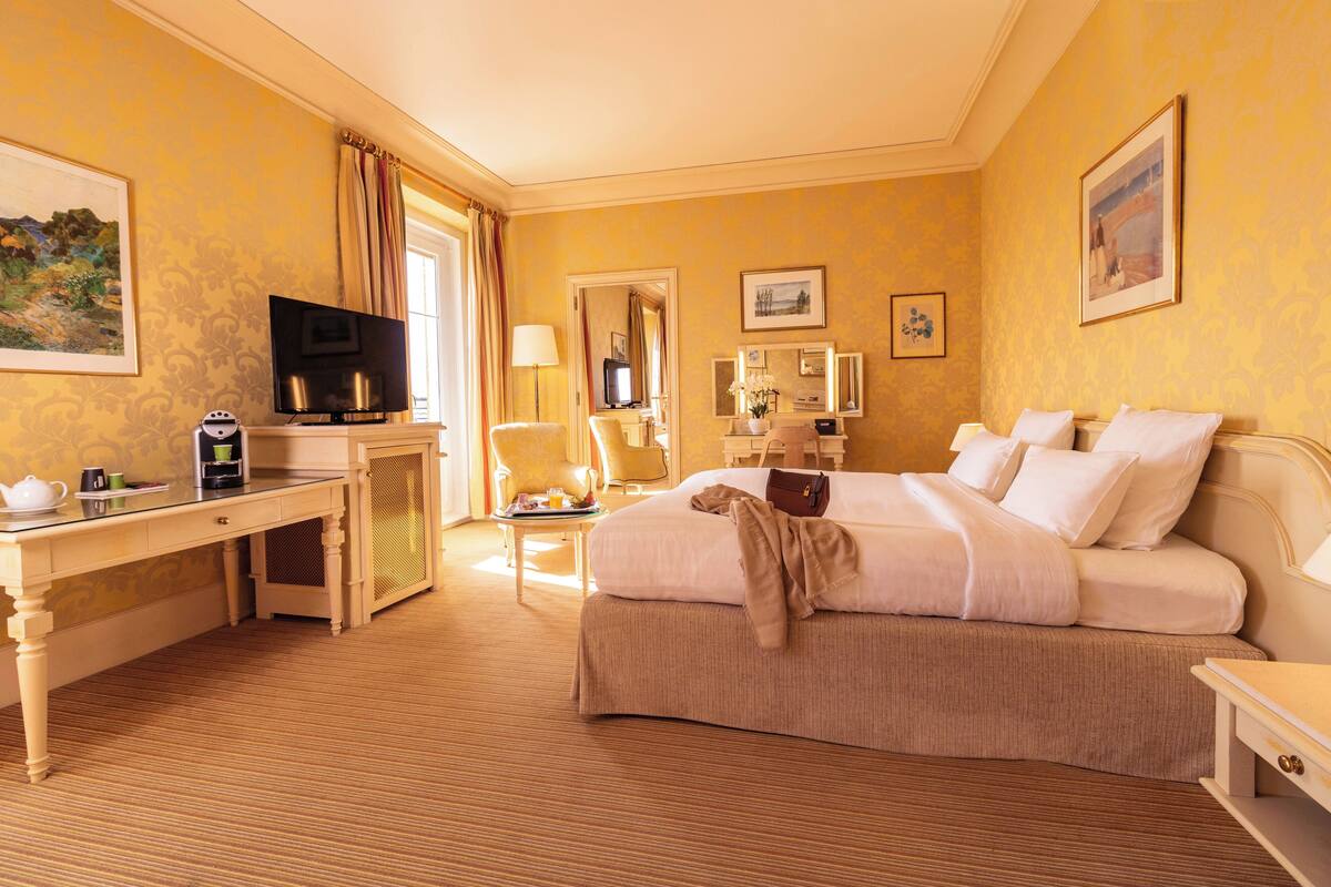 deluxe double room, 1 king bed | minibar, in-room safe, blackout curtains, soundproofing