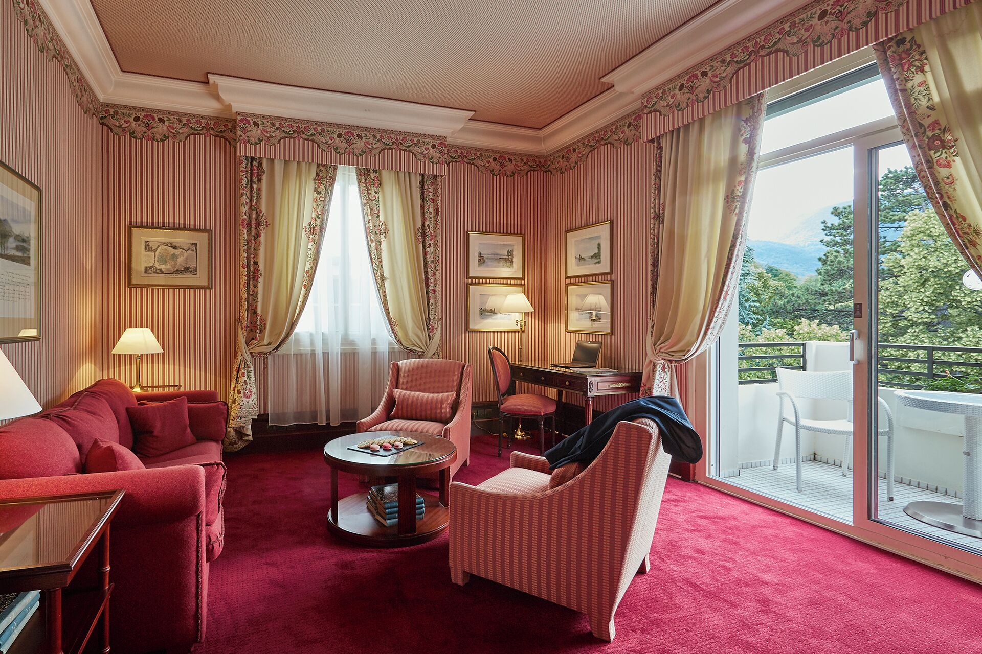 Junior Suite, 1 King Bed | Minibar, in-room safe, blackout drapes, soundproofing