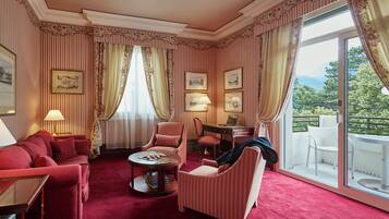 Junior Suite, 1 King Bed | Minibar, in-room safe, blackout drapes, soundproofing