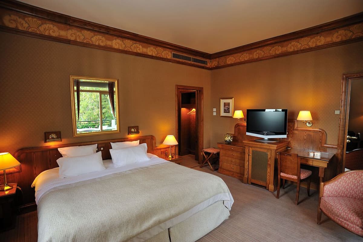 superior double room, 1 queen bed | minibar, in-room safe, blackout curtains, soundproofing