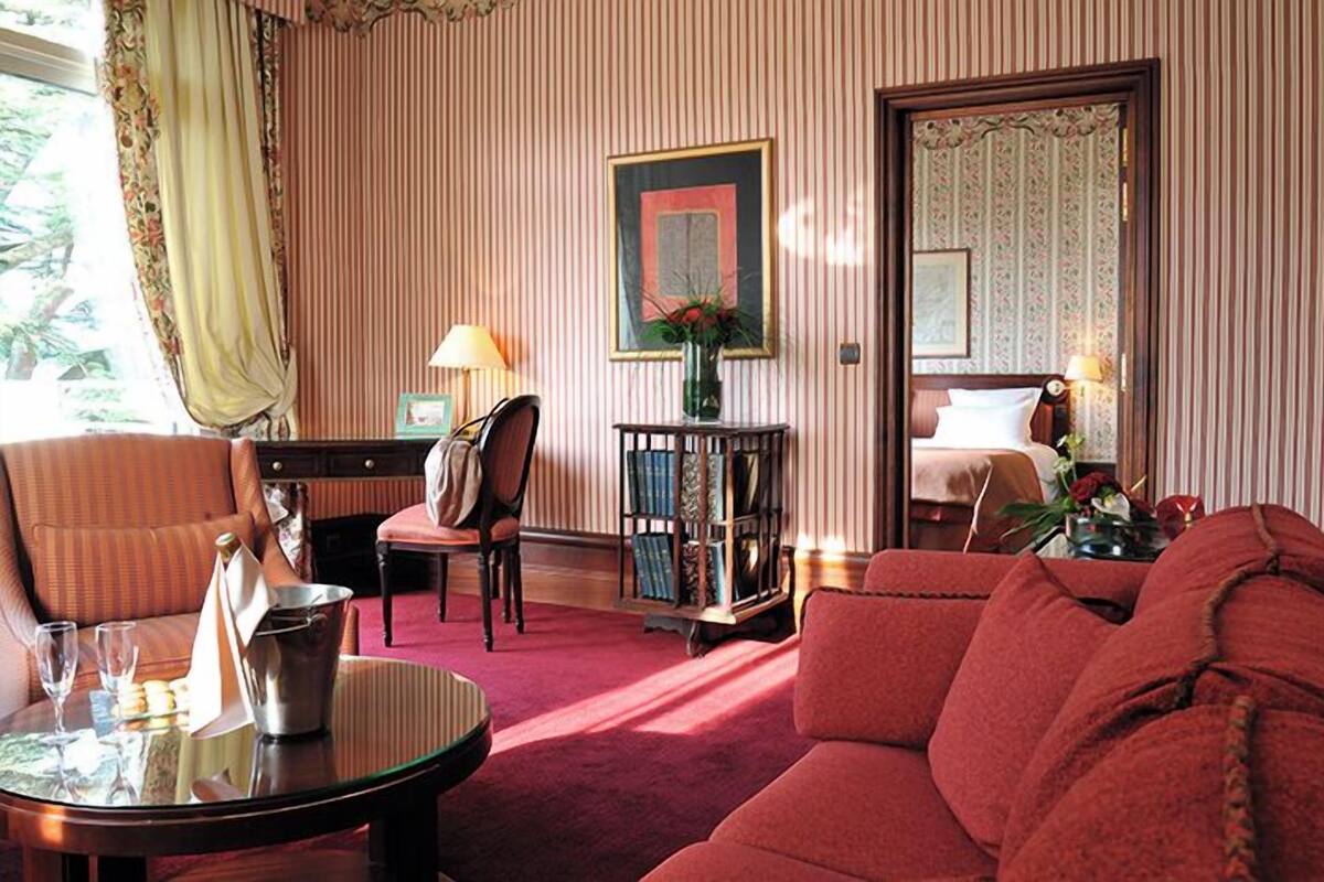Junior Suite, 1 King Bed | Minibar, in-room safe, blackout drapes, soundproofing