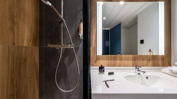 Standard Room, 1 Double Bed | In-room safe, desk, blackout drapes, soundproofing