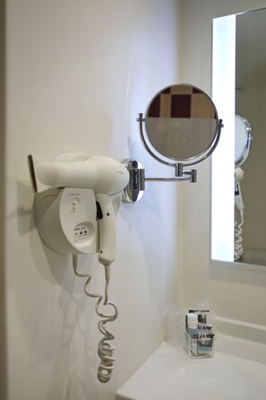 Badewanne, umweltfreundliche Kosmetikartikel, Haartrockner, Handtücher
