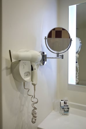 Badewanne, umweltfreundliche Kosmetikartikel, Haartrockner, Handtücher