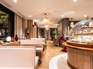 Middag serveres, franske retter