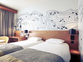 Quarto standard, 2 camas de solteiro | Cofres nos quartos, escrivaninha, cortinas blackout