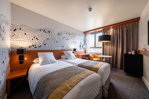 Standard Room, 2 Twin Beds | 1 bedroom, in-room safe, desk, blackout drapes