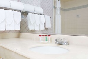 Amenidades de baño gratuitas, secadora de cabello, toallas 