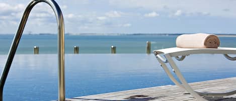 Piscine intérieure, piscine extérieure en saison, chaises longues