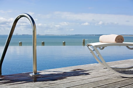 Indoor pool, seasonal outdoor pool, sun loungers