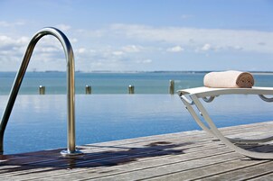 Una piscina techada, una piscina al aire libre de temporada