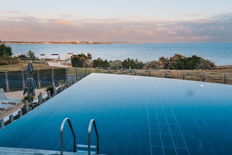 室内游泳池,季节性开放的室外游泳池,日光浴躺椅