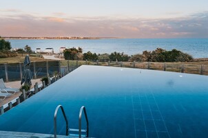 Una piscina cubierta, una piscina al aire libre de temporada, tumbonas
