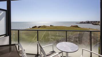 Minibar, coffres-forts dans les chambres, bureau, rideaux occultants