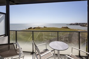 Minibar, in-room safe, desk, blackout drapes - Hôtel & Spa - Thalazur Royan (Royan)