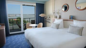 Minibar, coffres-forts dans les chambres, bureau, rideaux occultants